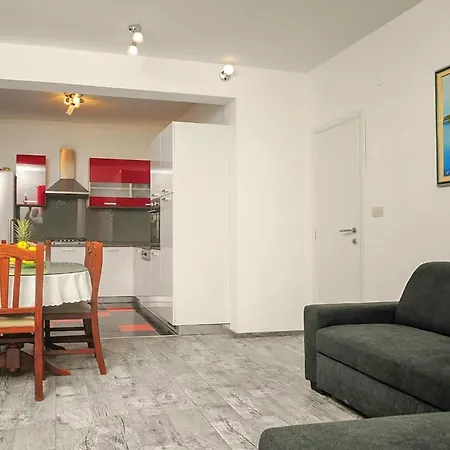 2 Bedroom Lovely In Okrug Donji Apartment