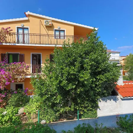 2 Bedroom Lovely In Okrug Donji