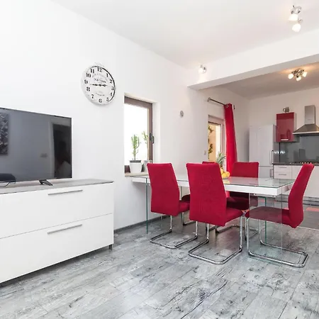 2 Bedroom Lovely In Okrug Donji Apartment Donji Okrug (Ciovo)