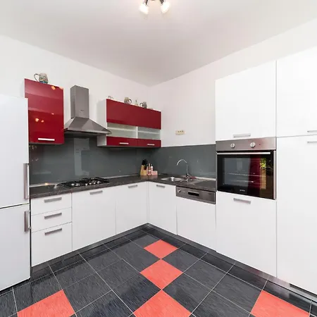 2 Bedroom Lovely In Okrug Donji