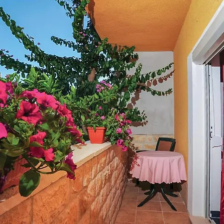 2 Bedroom Lovely In Okrug Donji Apartment