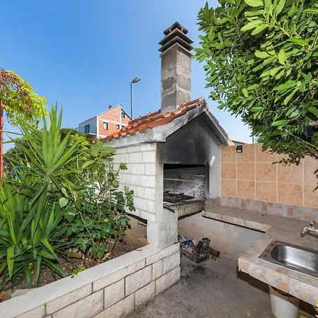 2 Bedroom Lovely In Okrug Donji Apartment