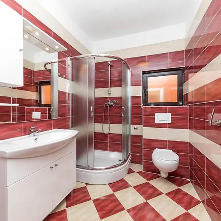 2 Bedroom Lovely In Okrug Donji *