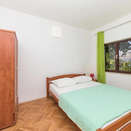 2 Bedroom Lovely In Okrug Donji Apartment *