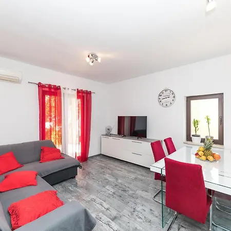 2 Bedroom Lovely In Okrug Donji Apartment *